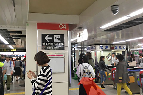 As you go up an escalator, north-east wicket of Midousuji line is seen on the right hand when we advance.