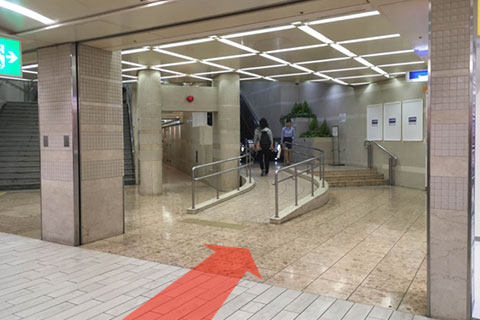 Go on the slope on the right side of B21 exit, and go up an escalator to the ground.