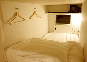 TV・PC가 설치된 도미토리 방