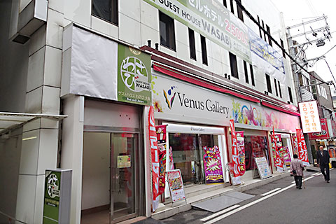 建物左の階段で2階へ。（1階はパチンコ屋）
